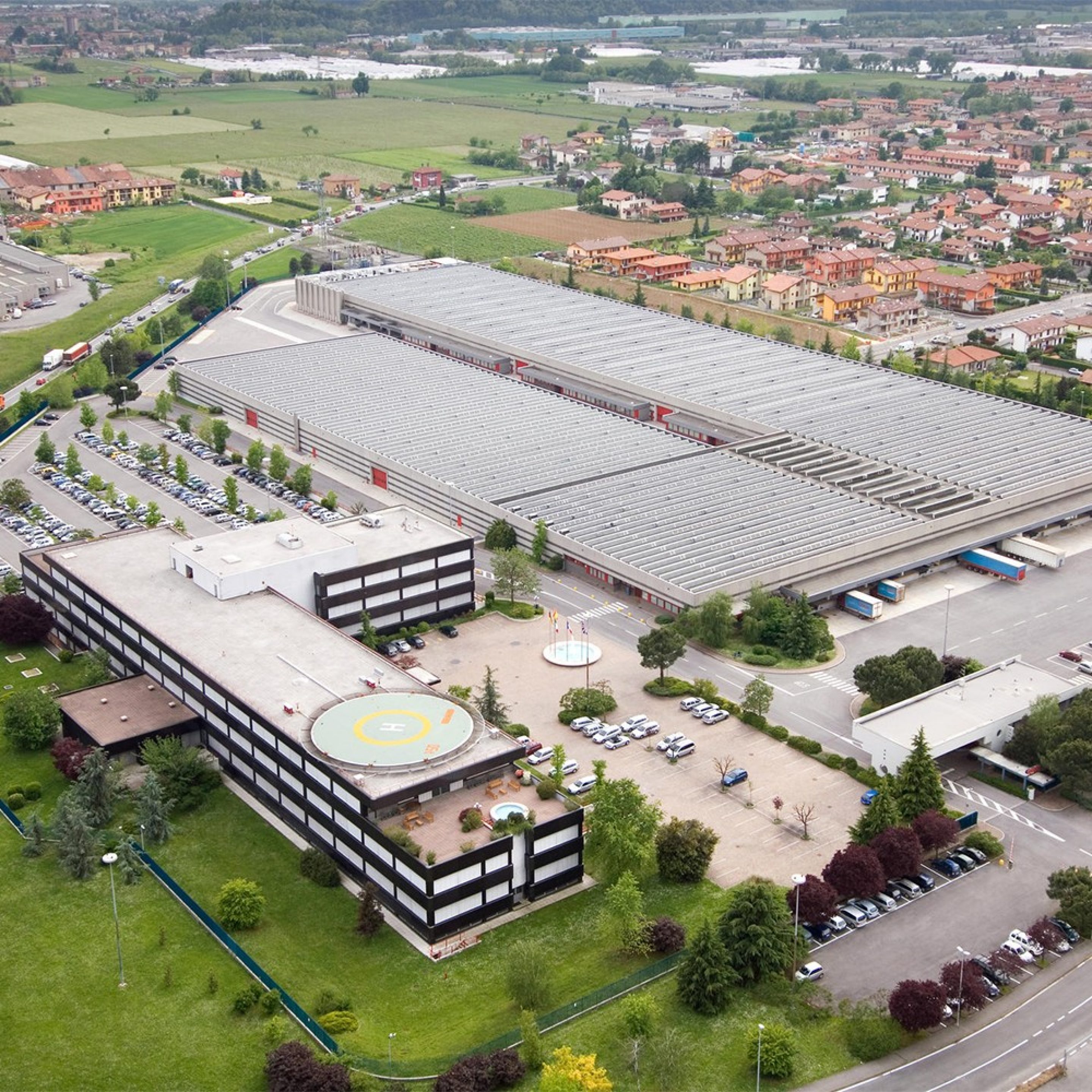 Flygvy över Gewiss huvudkontor i Italien – centrum för innovation inom elteknik och smarta elsystem.