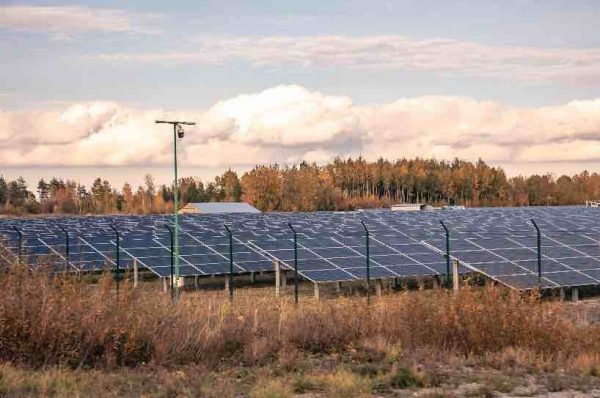 Solcellsanläggning i svensk miljö – ReStart säkerställer kontinuerlig drift i förnybara energisystem.