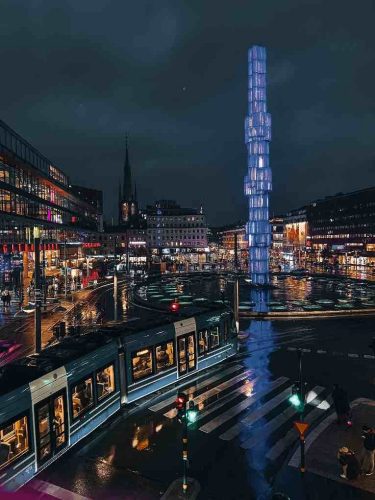 Upplyst stadsmiljö i Stockholm – ReStart säkerställer kontinuerlig belysning och drift i offentliga miljöer.