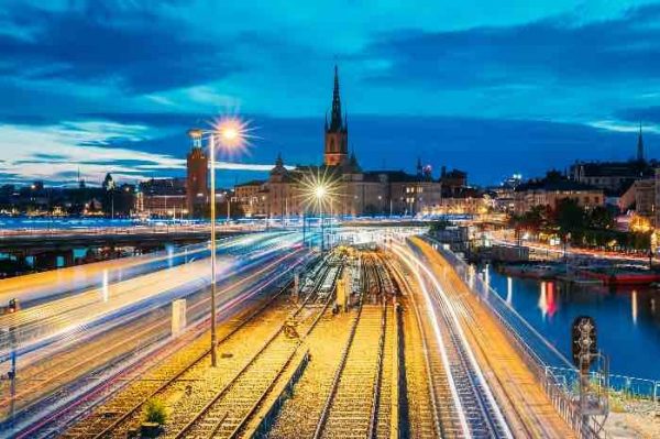 Tågspår och stadstrafik i Stockholm – ReStart håller transportsystem och belysning igång utan driftstörningar.